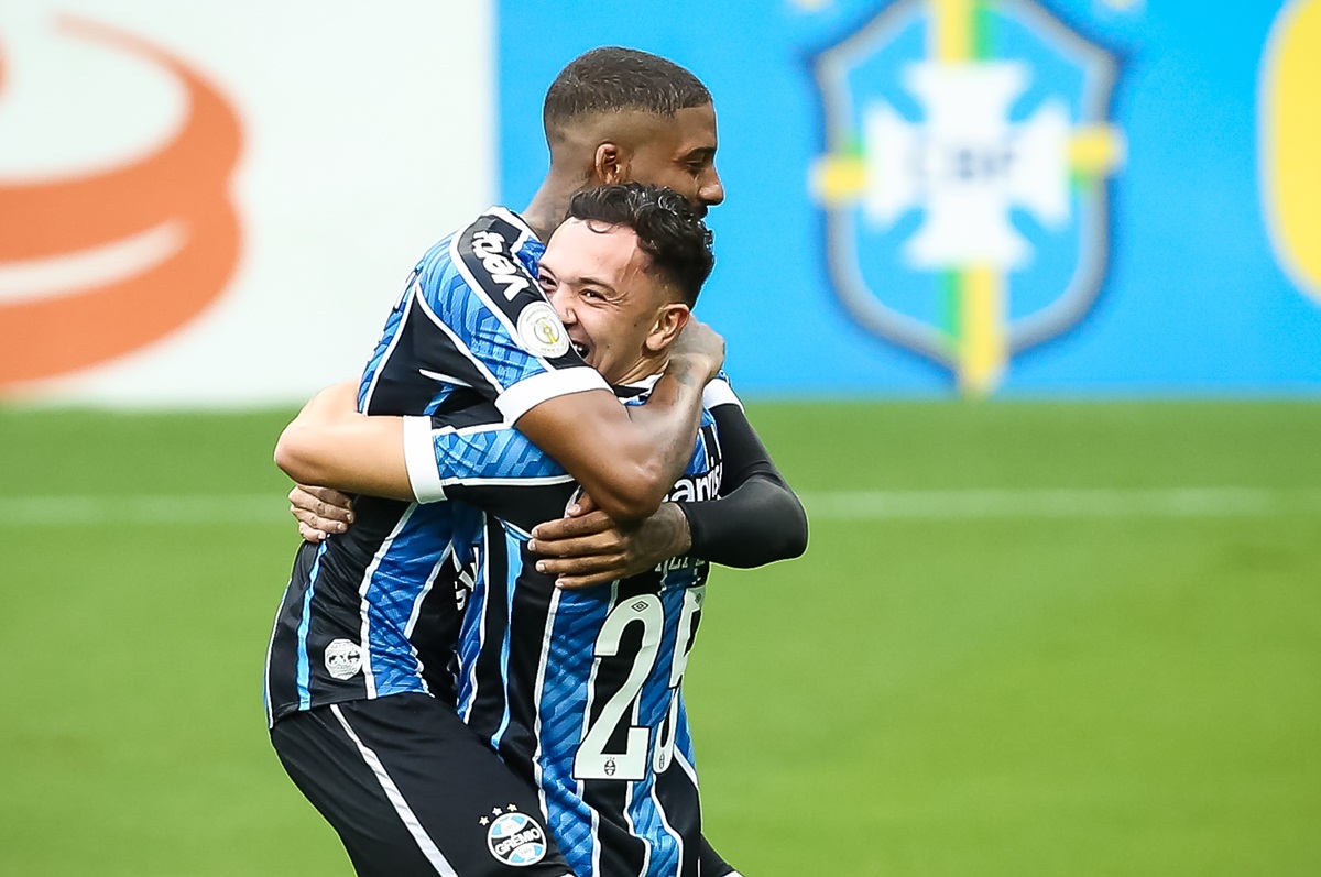 Jean Pyerre e Pepê se abraçam após gol do Grêmio. Foto: AGIF