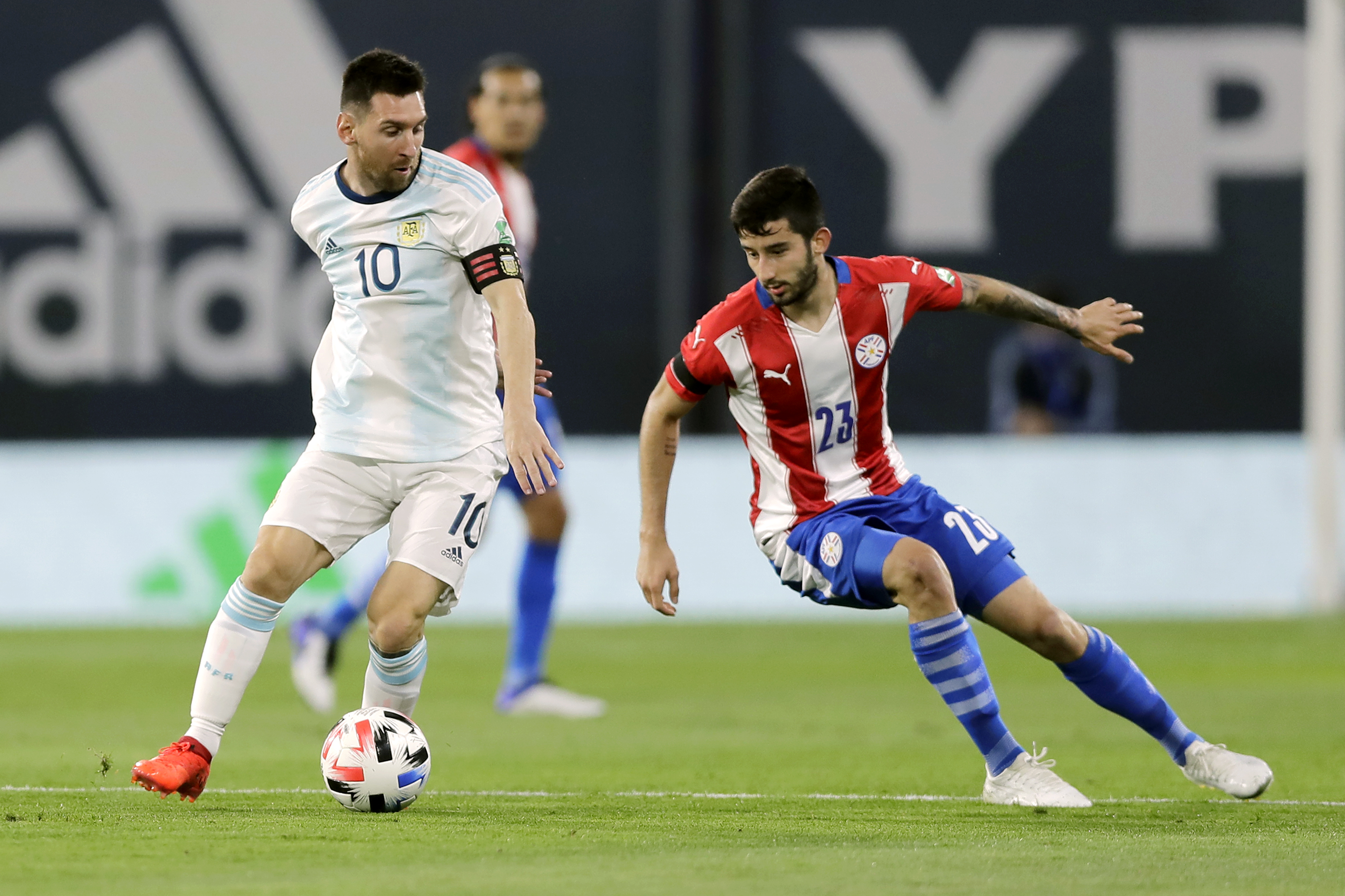 Villasanti: em ação pela seleção do Paraguai (Foto: Getty Images)