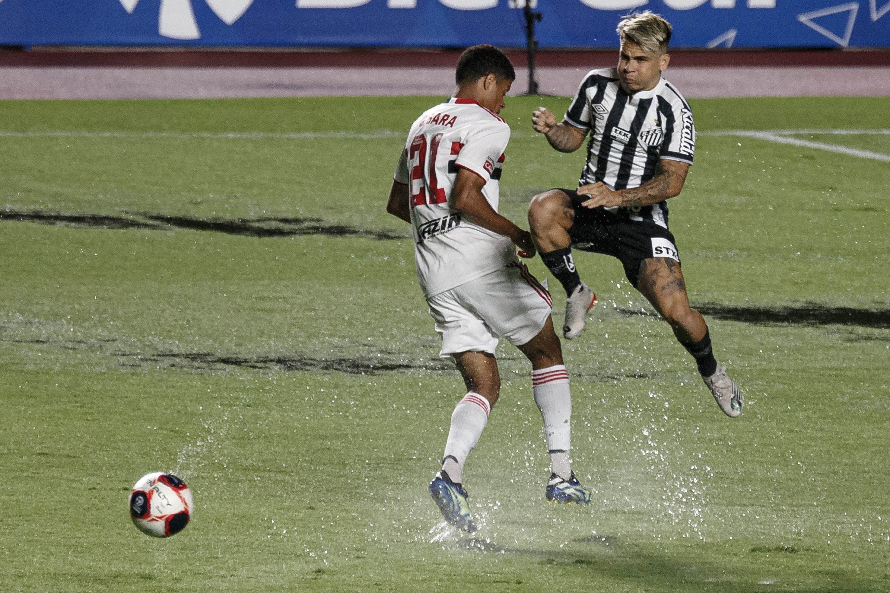 Soteldo em campo no clássico contra o São Paulo. (Foto: AGIF)