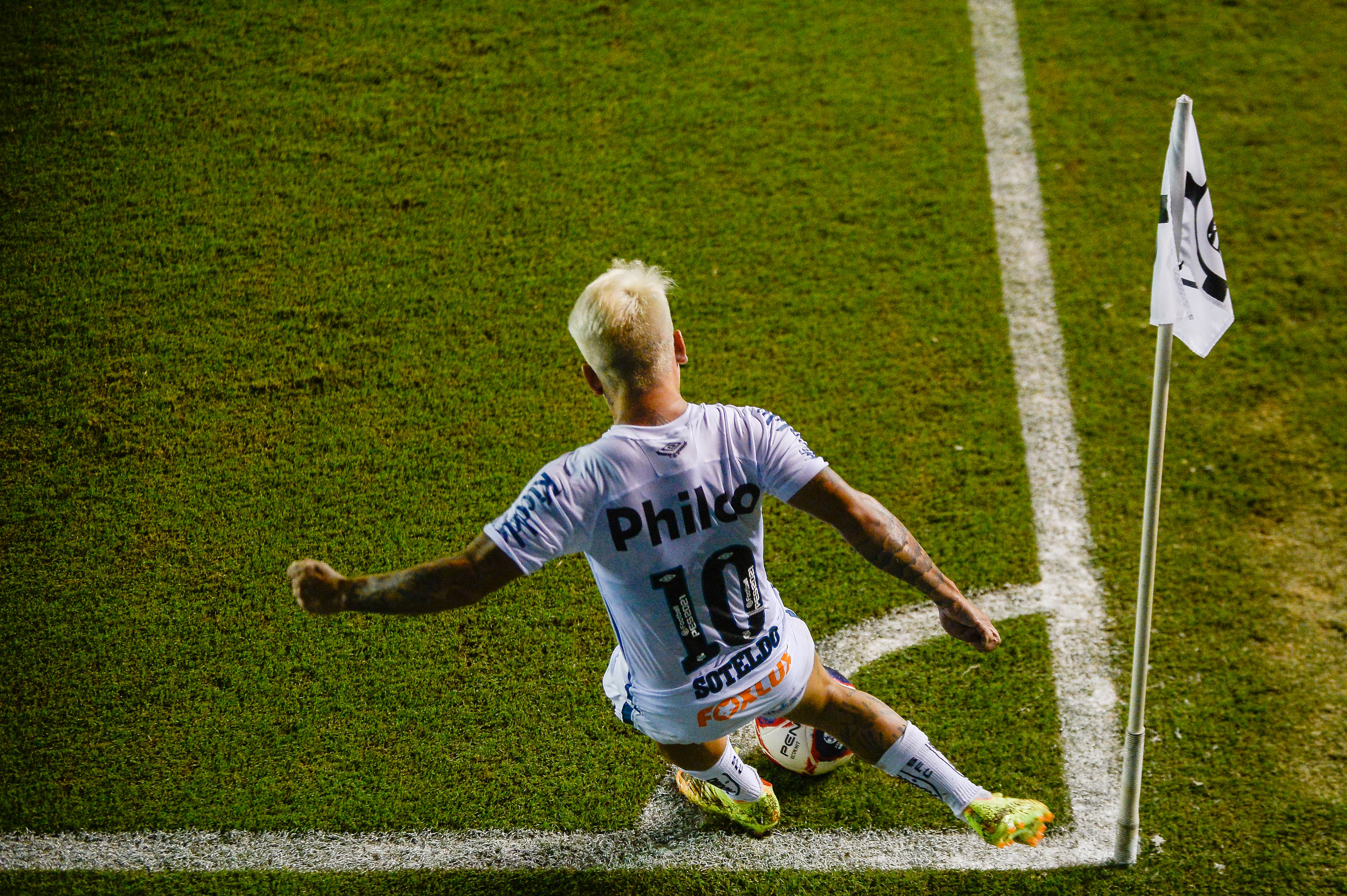 Soteldo em campo pelo Santos. (Foto: AGIF)