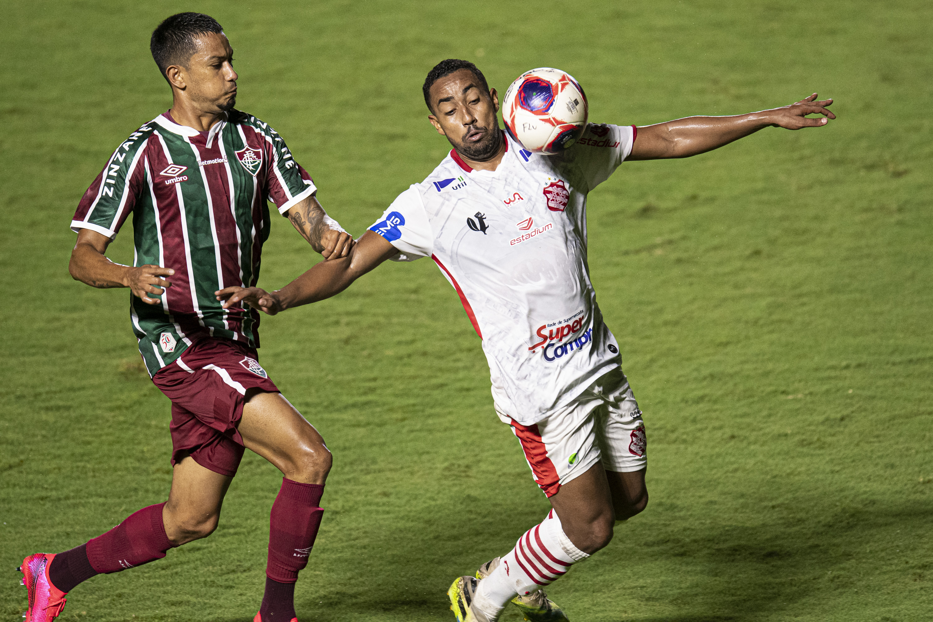 Bangu em campo contra o Fluminense. (Foto: AGIF)