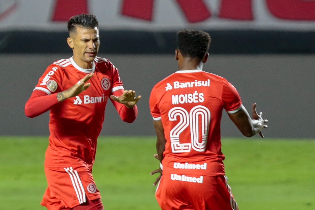 Víctor Cuesta, do Internacional, em comemoração. Foto: Getty Images
