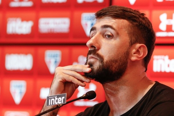 SP - Sao Paulo - 08/01/2018 - Coletiva de imprensa do Sao Paulo - saída de Lucas Pratto - Lucas Pratto do Sao Paulo durante coletiva de imprensa sobre sua saída depois do treino da equipe no CT Barra Funda: Foto: Marcello Zambrana/AGIF SP - Sao Paulo - 08/01/2018 - Coletiva de imprensa do Sao Paulo - saída de Lucas Pratto - Lucas Pratto do Sao Paulo durante coletiva de imprensa sobre sua saída depois do treino da equipe no CT Barra Funda: Foto: Marcello Zambrana/AGIF