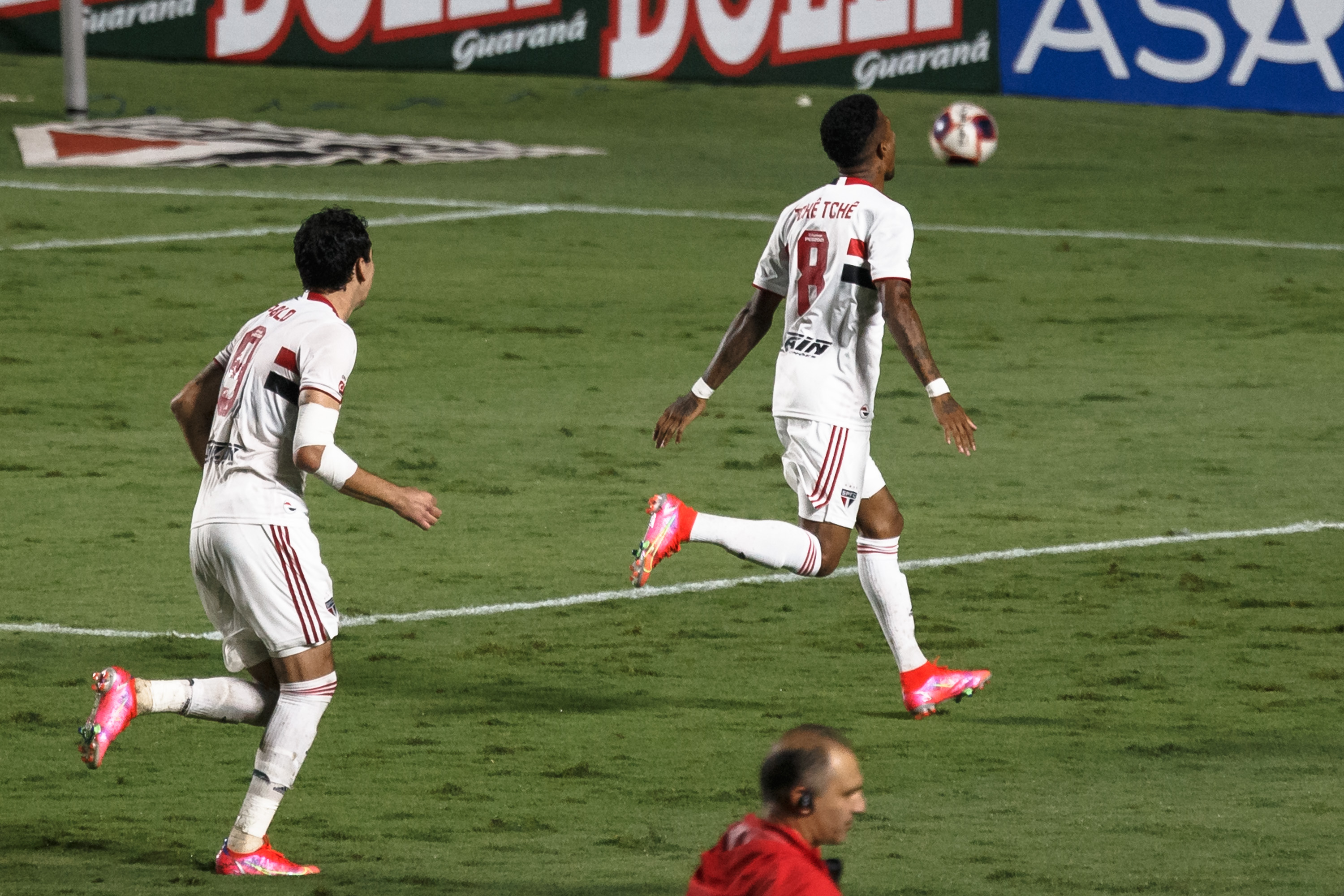 Tchê Tchê comemorando gol pelo São Paulo no Paulistão. (Foto: AGIF)