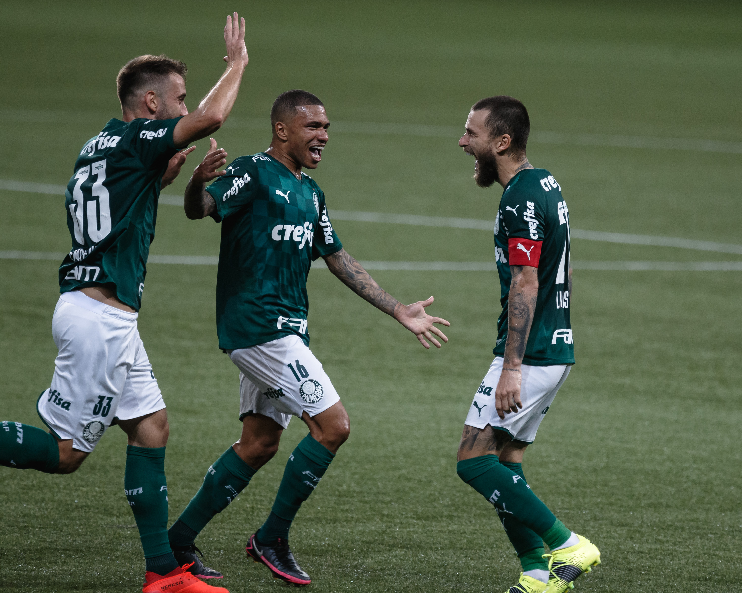 Palmeiras comemorando gol no Paulistão. (Foto: AGIF)