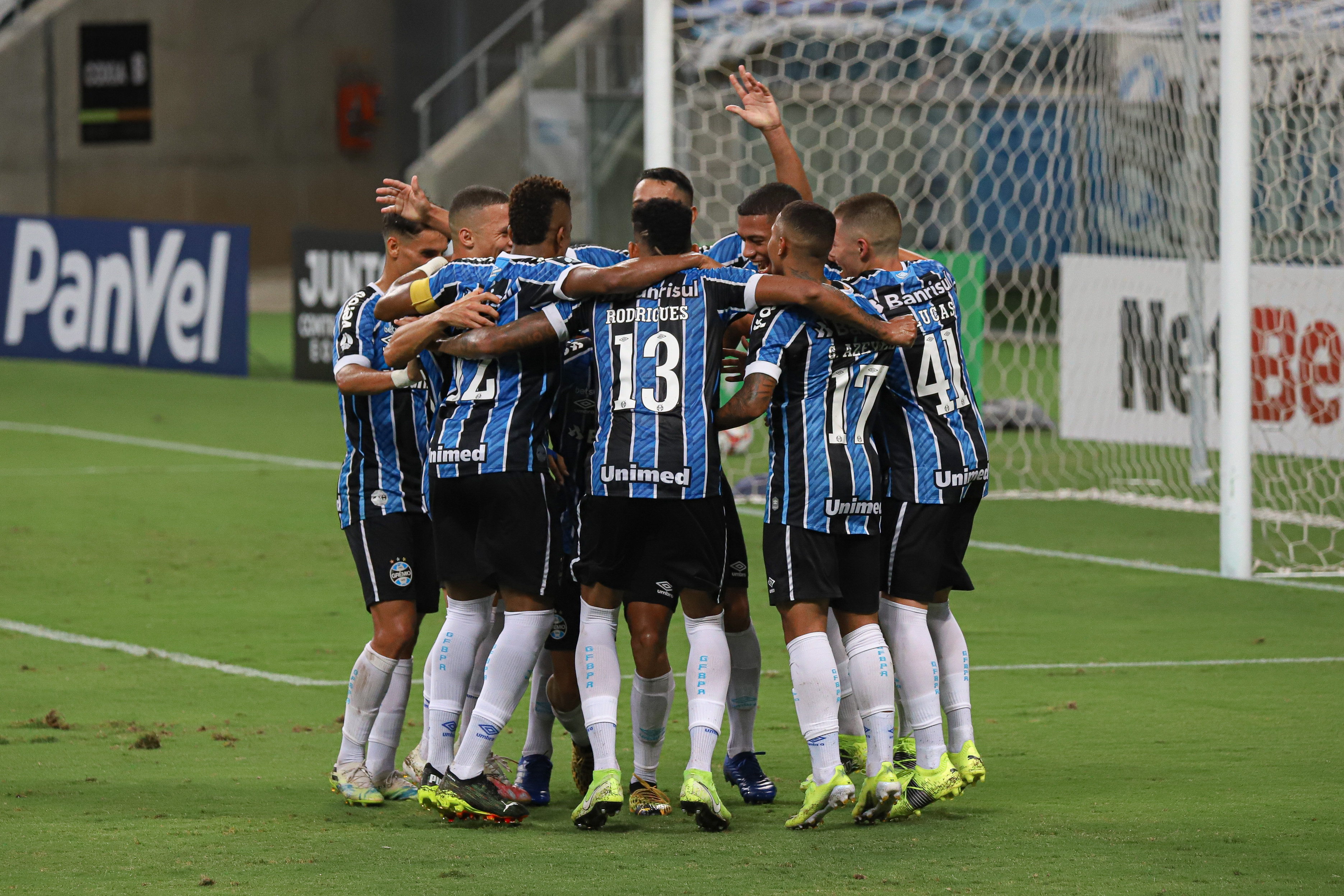 Grêmio comemorando gol no Gaúchão. (Foto: AGIF)