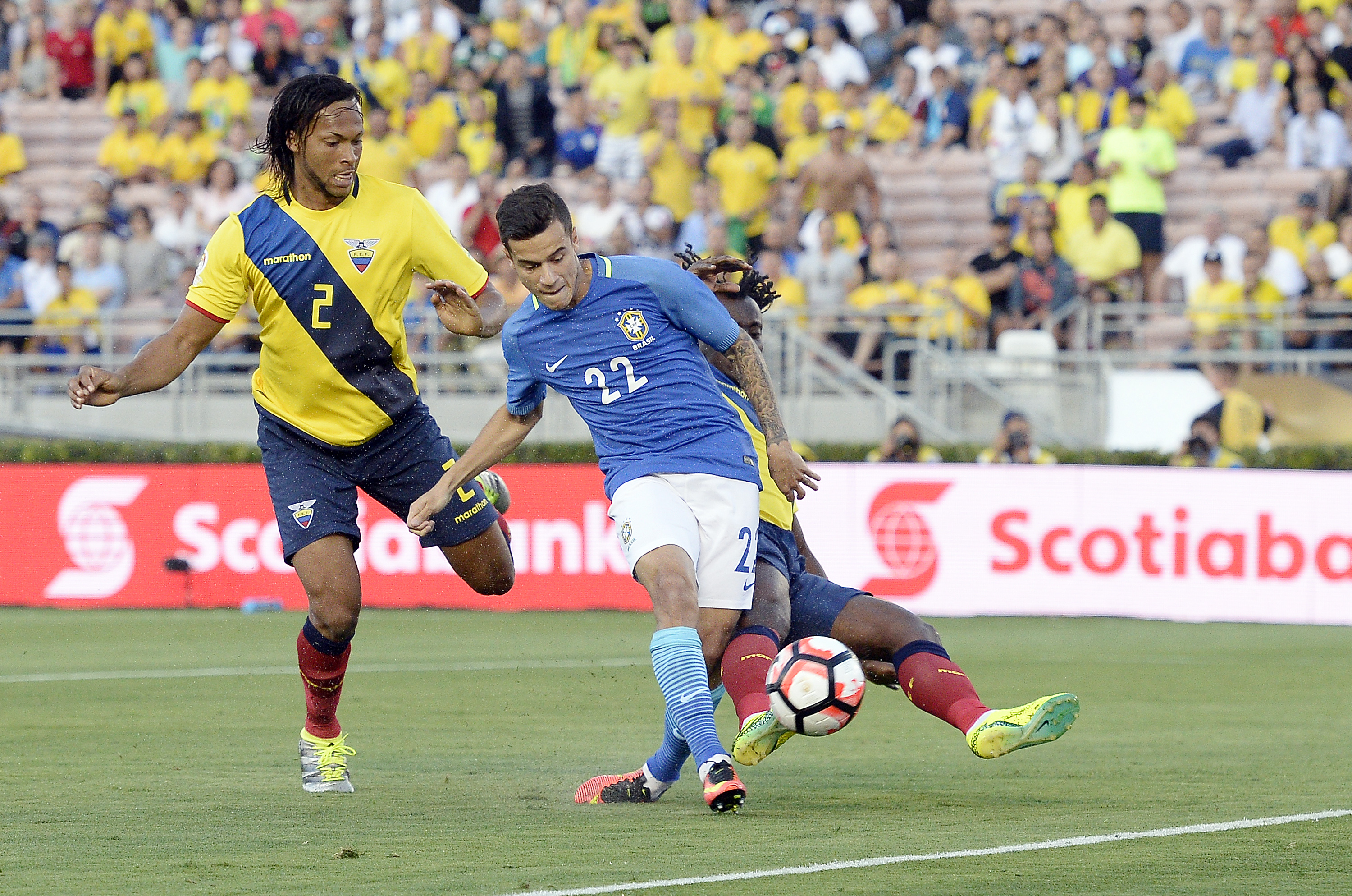 Mina em ação pelo Equador contra o Brasil de Philippe Coutinho em 2019 (Foto: Kevork Djansezian/Getty Images USA)