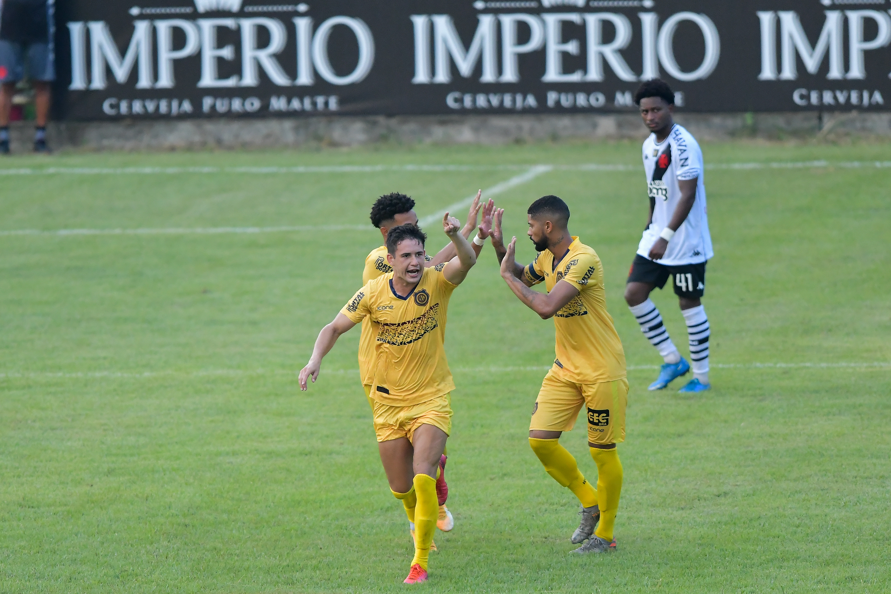 Madureira comemorando gol pelo Cariocão. (Foto: AGIF)