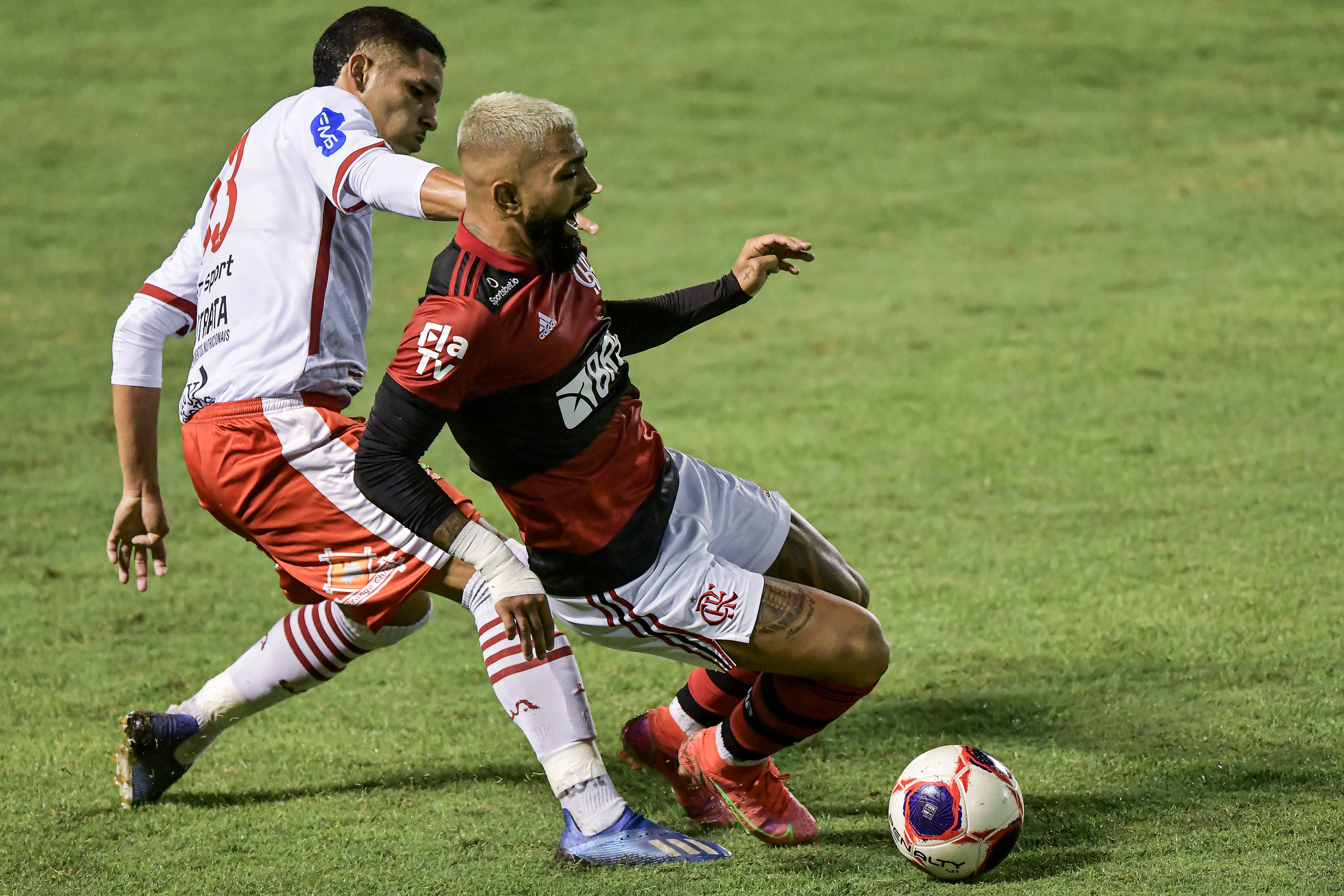 Gabigol em campo pelo Flamengo. (Foto: AGIF)