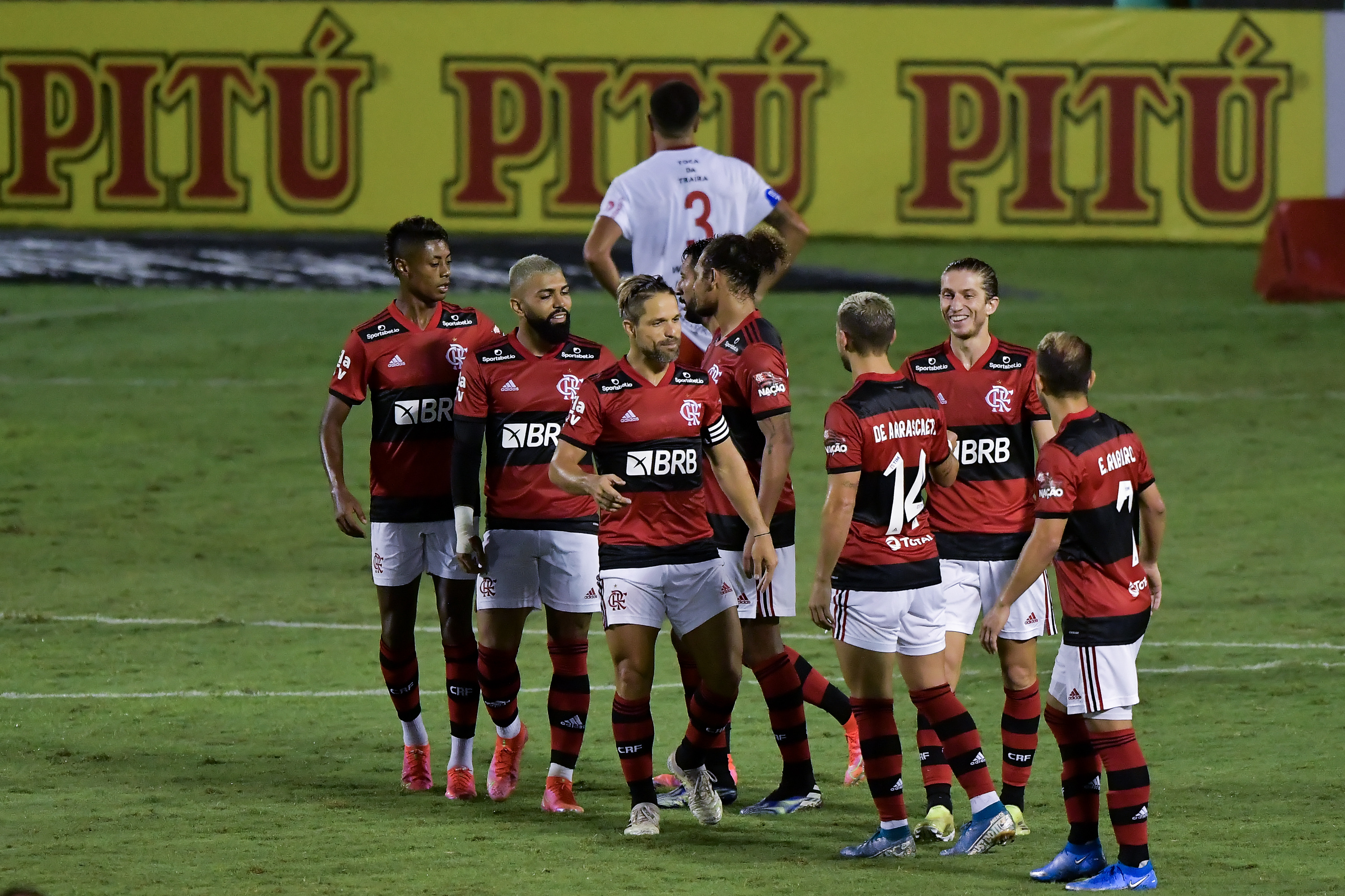 Titulares do Fla comemorando gol no Cariocão. (Foto: AGIF)