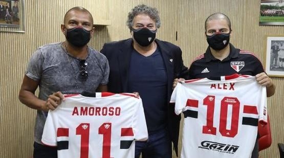 O presidente Julio Casares entre Amoroso e Alex: O Tricolor criou a cultura em que um ídolo recepcionaum recém-chegado ao Morumbi. Amoroso foi o anfitrião de Alex -Foto: Site Oficial São Paulo Futebol Clube – autor: Rubens Chiri