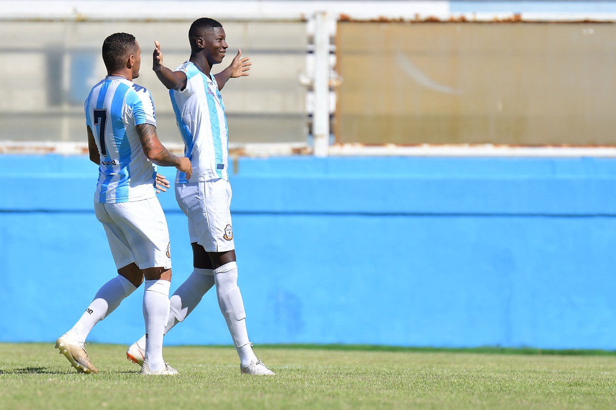 Jogadores do Macaé comemoram gol. Foto: AGIF
