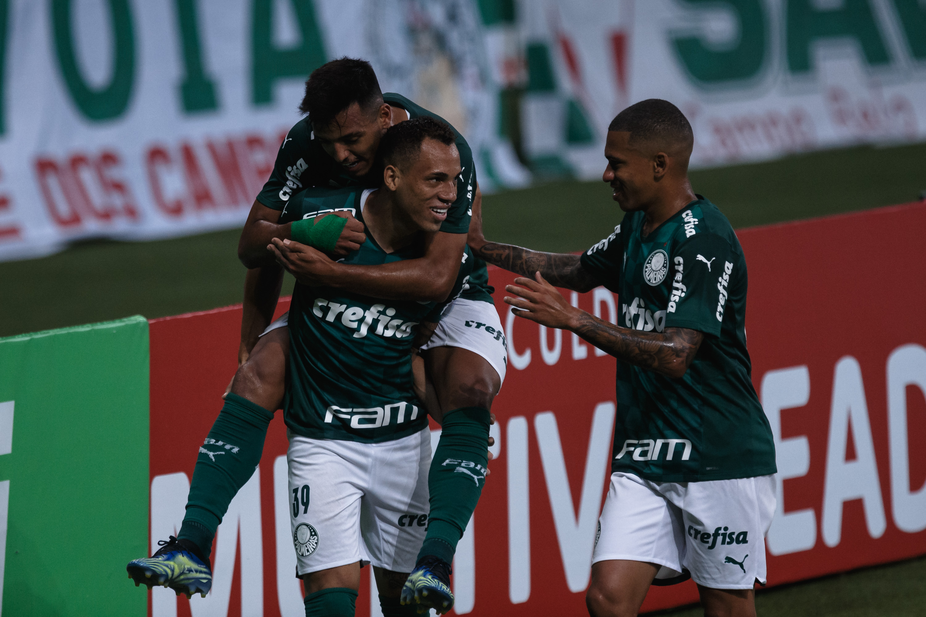 Palmeiras comemorando gol pelo Paulistão. (Foto: AGIF)