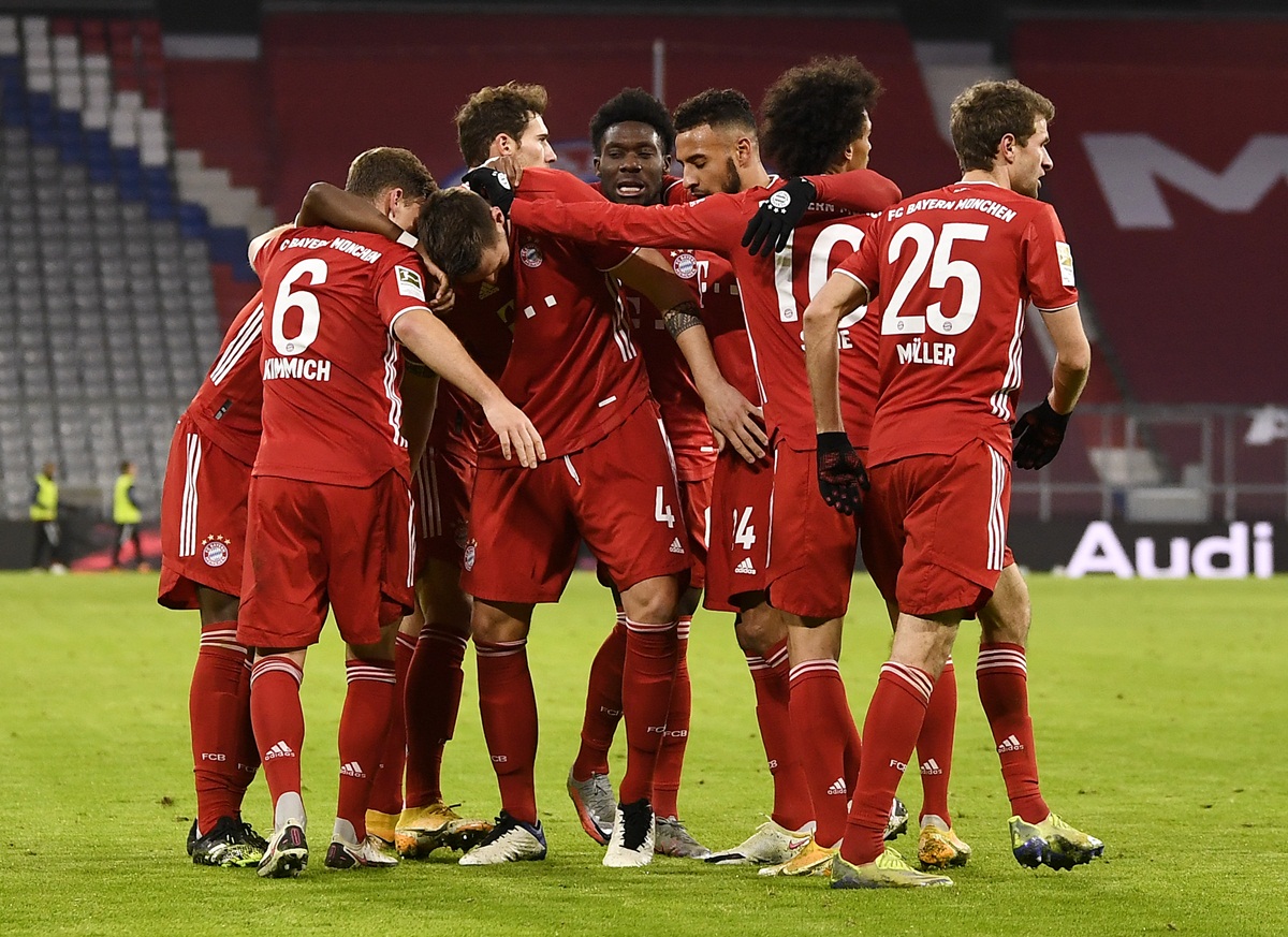 Jogadores do Bayern de Munique abraçados. Foto: Getty Images