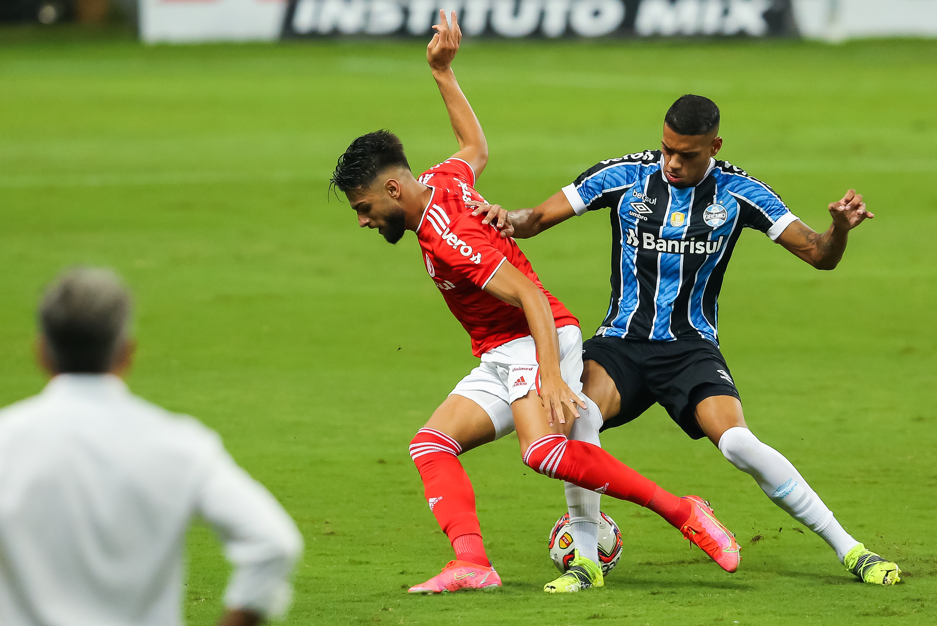 Ruan: garoto foi soberano no Gre-Nal (Foto: Pedro H. Tesch/AGIF)