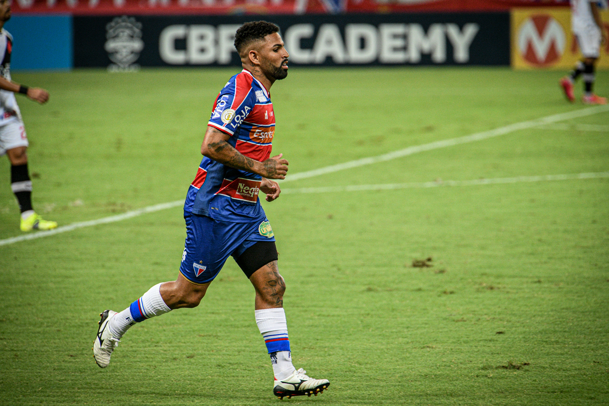 Romarinho já defendeu a camisa do Fortaleza em 128 jogos desde 2018 (Foto: Kely Pereira/AGIF)