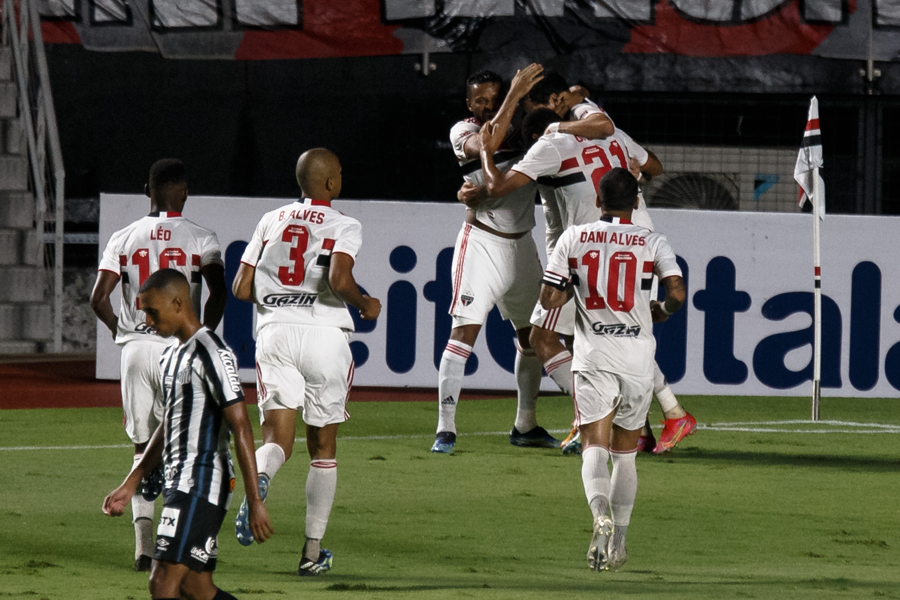 São Paulo comemorando gol contra o Santos no Paulistão. (Foto: AGIF)