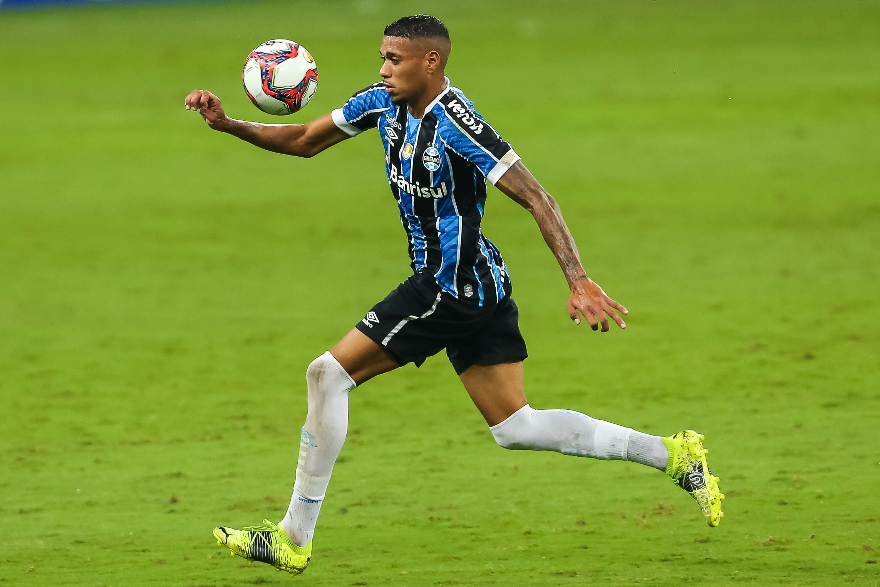 Ruan: fora do jogo decisivo (Foto: Pedro H. Tesch/AGIF)