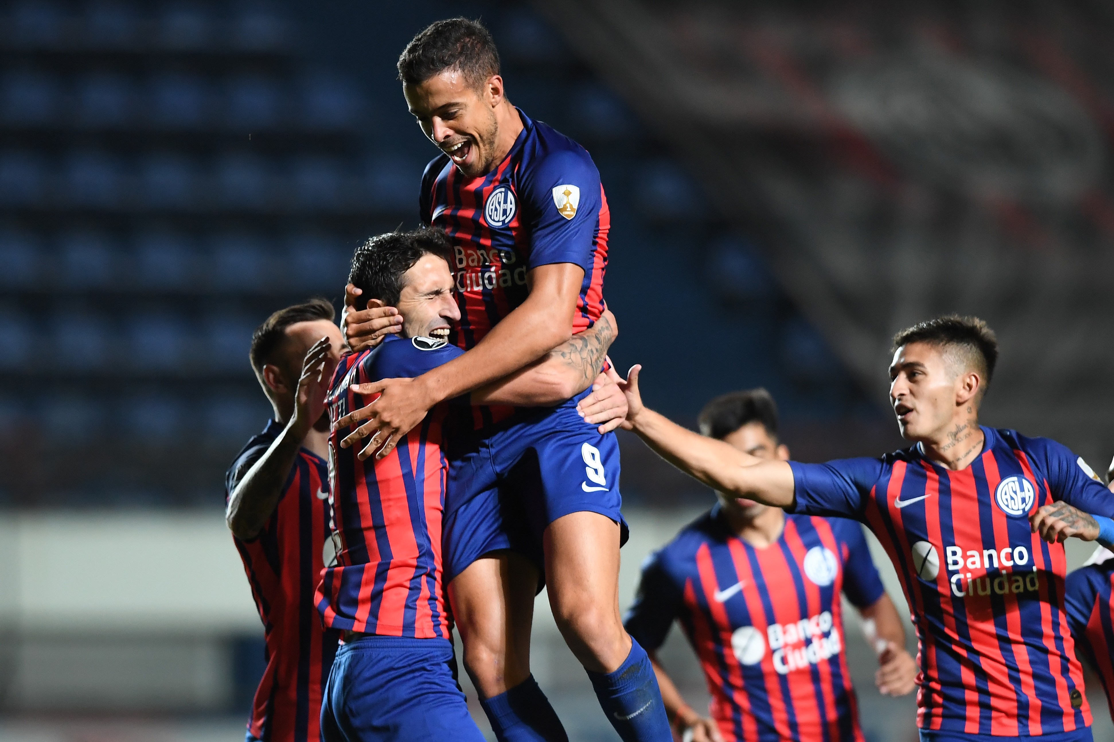 San Lorenzo terá tarefa difícil para vencer o Santos. (Foto: Getty Images)