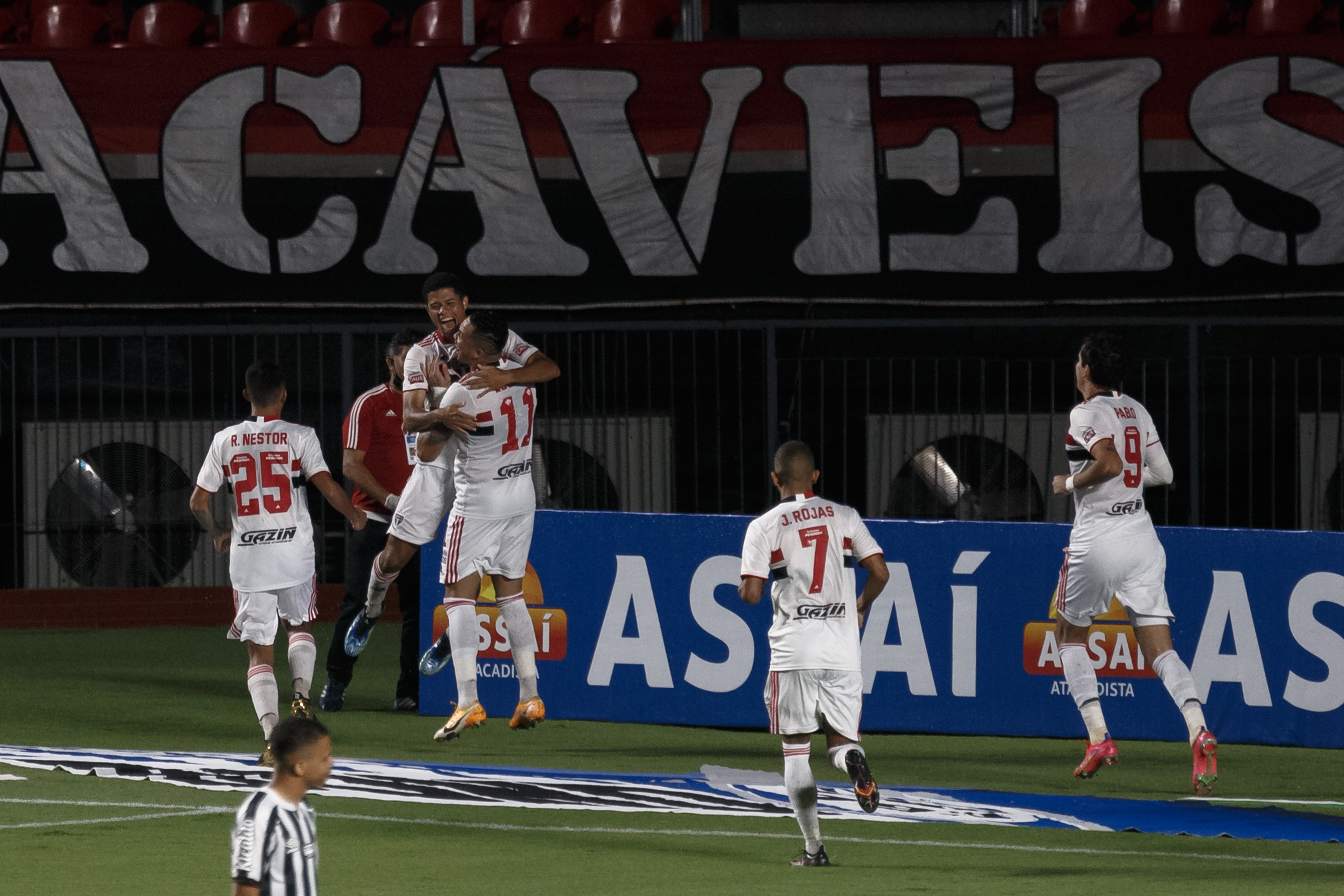 São Paulo festejando um gol no estadual. (Foto: Ettore Chiereguini/AGIF)