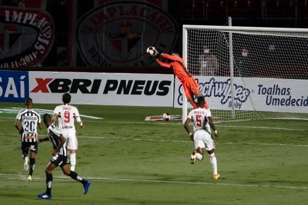 São Paulo em campo no clássico contra o Palmeiras. (Foto: AGIF)