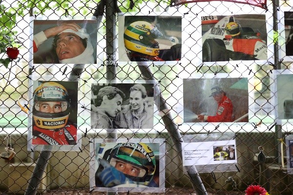 Homenagen a Ayrton Senna. (Fogo: Getty Images)