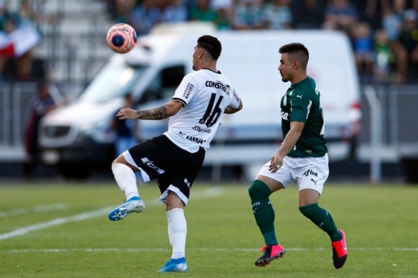 Disputa de bola durante jogo entre Inter de Limeira e Palmeiras. Foto: AGIF