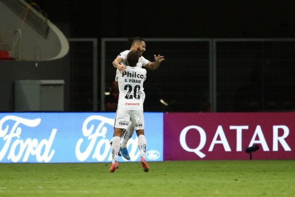 Los jugadores del Santos celebran el gol ante el San Lorenzo.  (Foto: Getty Images)