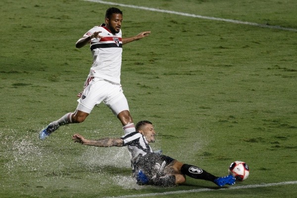 Reinaldo do São Paulo en el campo contra Santos por Paulistão.  (Foto: AGIF)