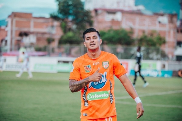 Guzmán vai assinar contrato no Cruzeiro até dezembro de 2025 (Foto: Twitter Oficial / @EnvigadoFC)