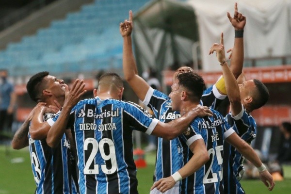 Jogadores do Grêmio comemoram gol ajoelhados. Foto: Getty Images 
