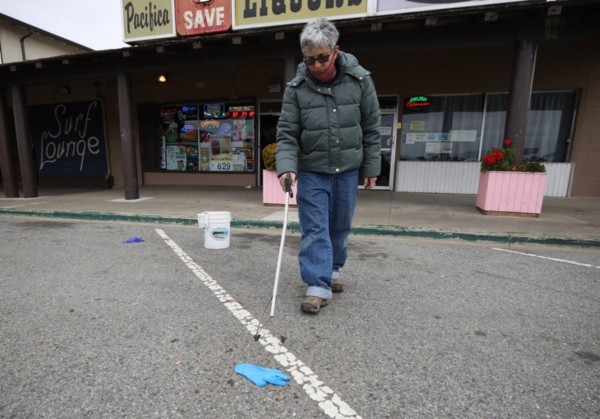 Voluntária em coleta de lixo na rua. Foto: Getty Images