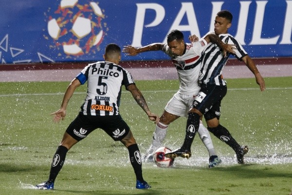 Santos em campo no clássico contra o São Paulo. (Foto: AGIF)