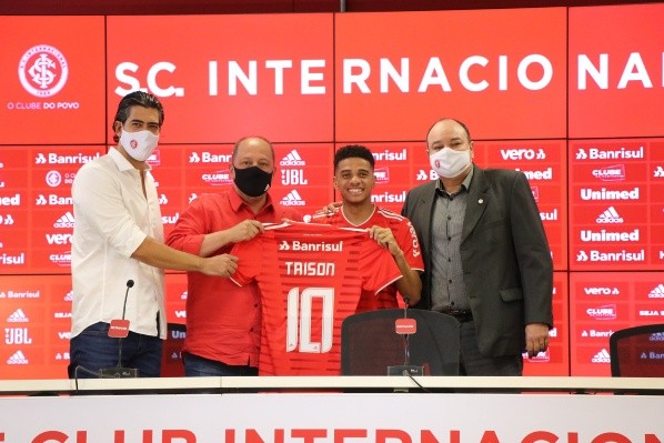 Taison: apresentado no Internacional (Foto: Ricardo Duarte/Internacional)