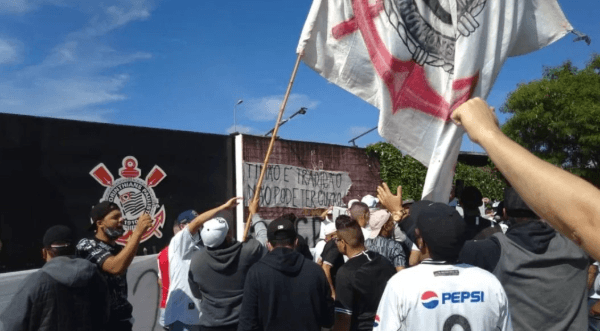 Torcedores fazendo protesto. (Foto: Divulgação Twitter)