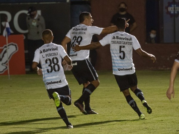 Diego Souza comemorando gol na partida contra o CAXIAS. (Foto: AGIF)