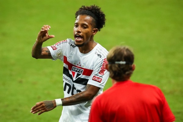 RS - Porto Alegre - 14/02/2021 - BRASILEIRO A 2020, GREMIO X SAO PAULO - Tche Tche jogador do Sao Paulo comemora seu gol durante partida contra o Gremio no estadio Arena do Gremio pelo campeonato Brasileiro A 2020. Foto: Pedro H. Tesch/AGIF RS - Porto Alegre - 14/02/2021 - BRASILEIRO A 2020, GREMIO X SAO PAULO - Tche Tche jogador do Sao Paulo comemora seu gol durante partida contra o Gremio no estadio Arena do Gremio pelo campeonato Brasileiro A 2020. Foto: Pedro H. Tesch/AGIF