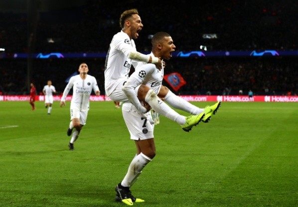 Neymar y Mbappé, del PSG, celebran un gol.  Foto: Getty Images