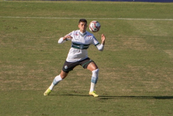 Val: boa opção no meio de campo do Coritiba (Foto: Robson Mafra/AGIF)
