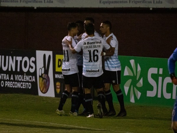 Grêmio comemorando gol pelo Gauchão. (Foto: AGIF)