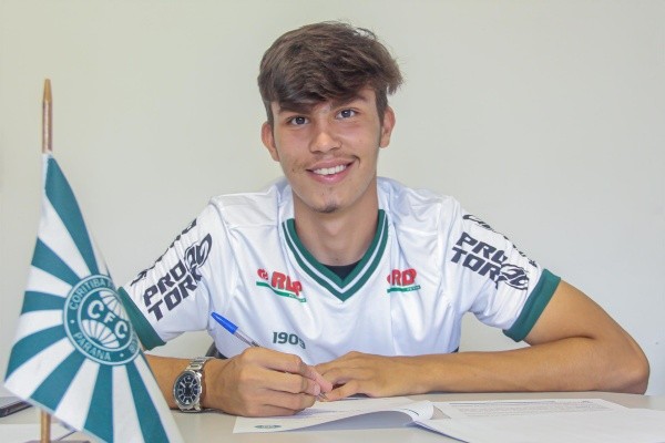 Biel estreou no time principal do Coritiba contra o Atlético-GO, em 25 de fevereiro (Foto: Divulgação/Coritiba)