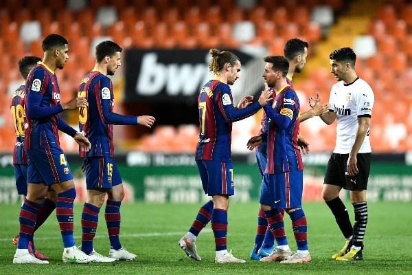 Barcelona em campo contra o Valencia. (Foto: Getty Images)