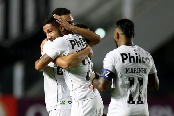 Santos em campo na goleada contra o The Strongest. (Foto: Getty Images)