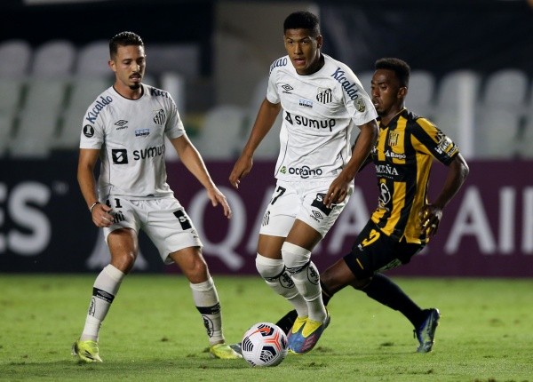 Santos em campo na goleada contra o The Strongest. (Foto: Getty Images)