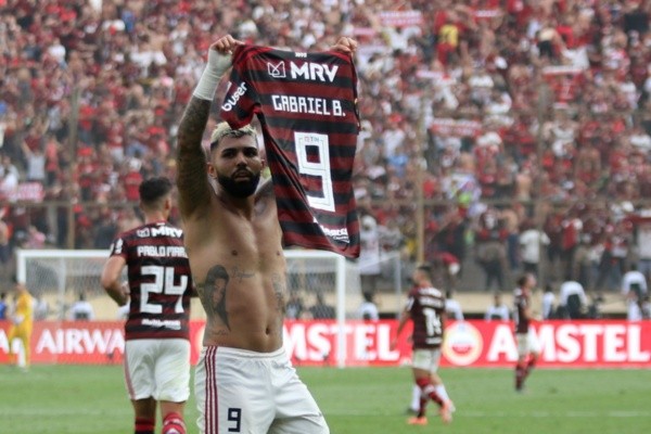 Gabigol mostra sua camisa. Foto: Getty Images