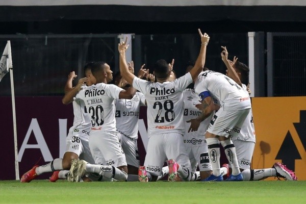 Jogadores do Santos ajoelhados. Foto: Getty Images