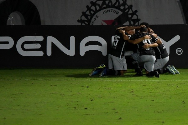 Vasco comemorando gol no Campeonato Carioca. (Foto: Thiago Ribeiro/AGIF)