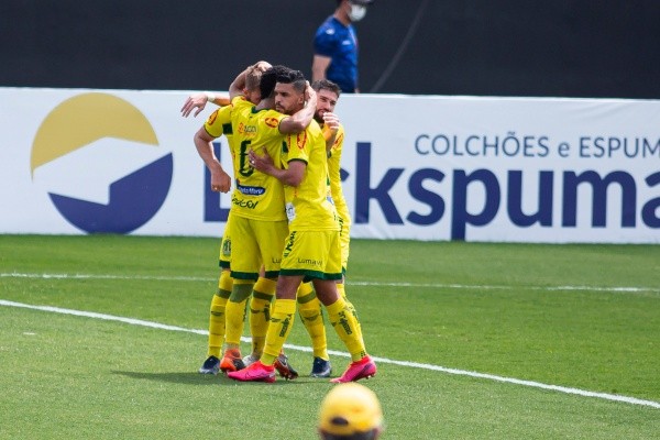 Mirassol comemorando gol no Paulistão. (Foto: Diogo Reis/AGIF)