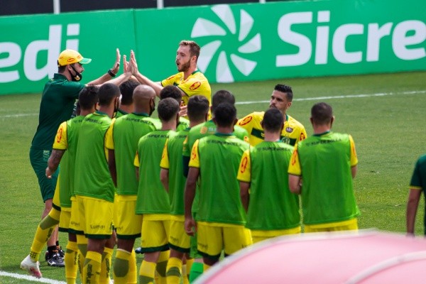 Mirassol comemorando gol pelo Paulistão. (Foto: Diogo Reis/AGIF)