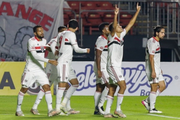 São Paulo comemorando gol contra a Ferroviária. (Foto: Marcello Zambrana/AGIF)